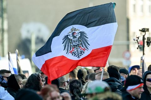 Reichsflagge auf rechtsextremer Demonstration