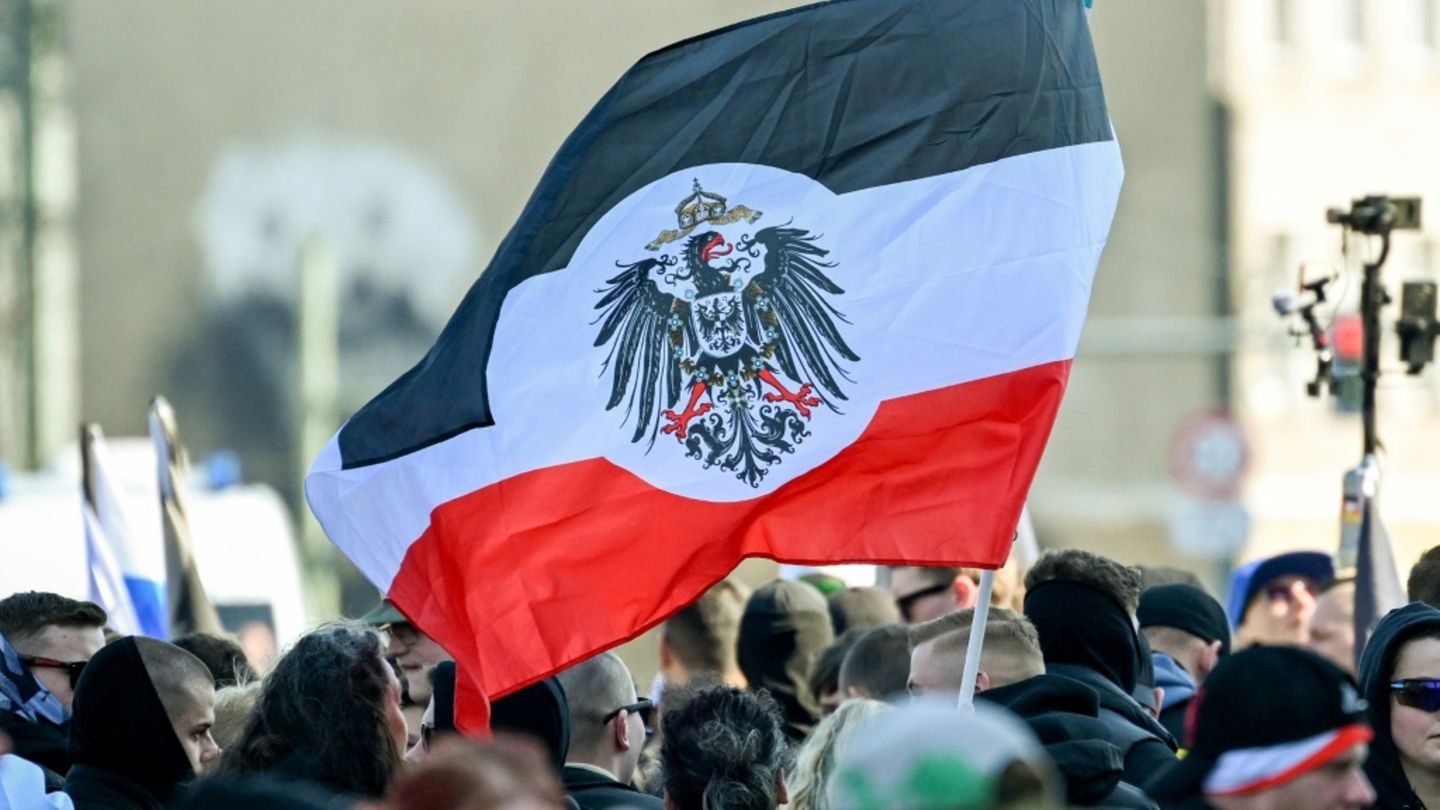 Reichsflagge auf rechtsextremer Demonstration