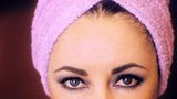 Liz Taylor Mitte der 60er-Jahre, mit einem Handtuch um die Haare
