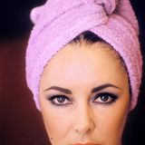 Liz Taylor Mitte der 60er-Jahre, mit einem Handtuch um die Haare