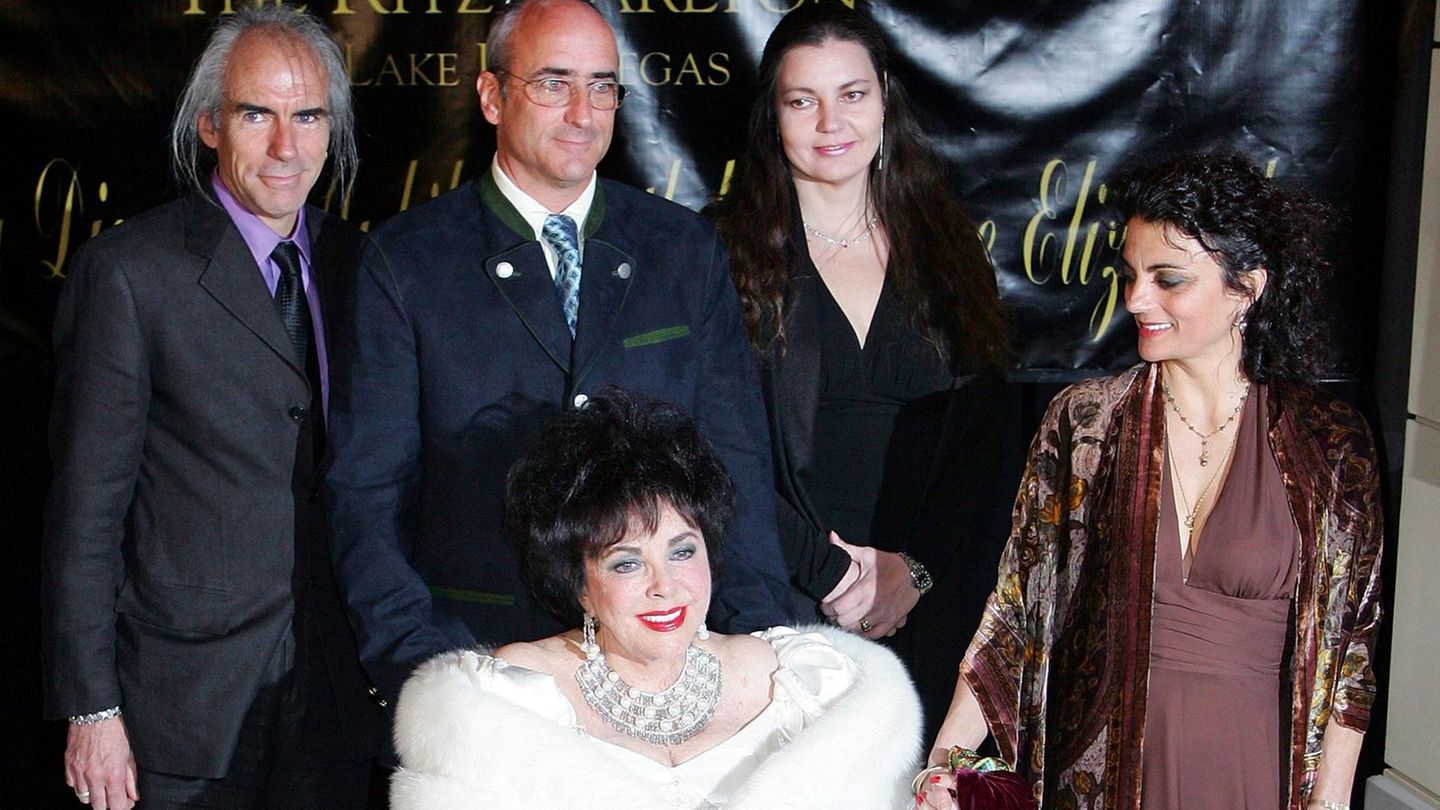 Jubilarin Liz Taylor bei ihrem 75 Geburtstag mit ihren Kindern Michael Wilding Jr., Christopher Wilding, Maria Burton und Liza Todd Burton