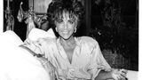 Liz Taylor zu Hause auf ihrem Sofa, 1987
