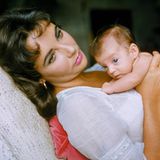 Liz Taylor 1957 mit ihrer Tochter Elizabeth "Liza" Frances Todd