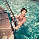 Liz Taylor posiert 1954 in einem Swimming Pool