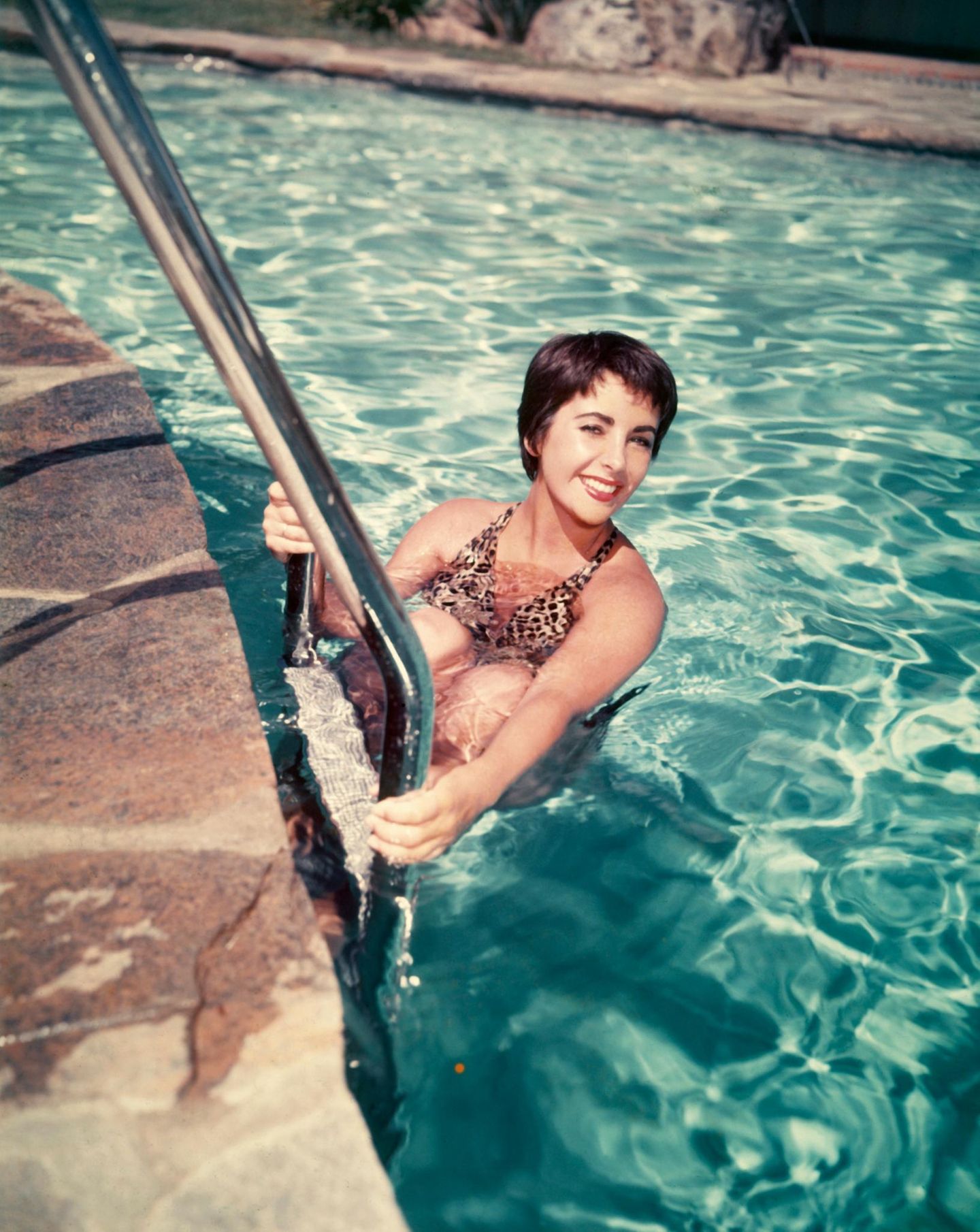 Liz Taylor posiert 1954 in einem Swimming Pool