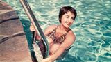 Liz Taylor posiert 1954 in einem Swimming Pool