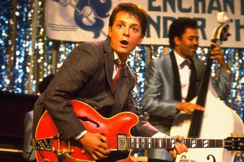 Michael J. Fox als Marty McFly mit Gitarre