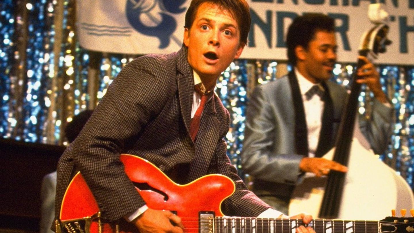 Michael J. Fox als Marty McFly mit Gitarre Michael J. Fox als Marty McFly mit Gitarre