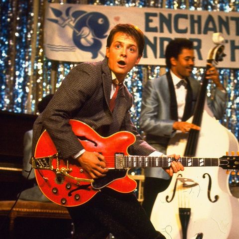 Michael J. Fox als Marty McFly mit Gitarre