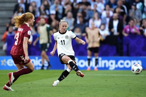 Fußball-EM der Frauen: eine Fuballerin schießt aufs Tor