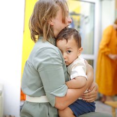 Eingewöhnung: Mutter umarmt ihren Sohn