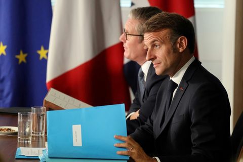 Emmanuel Macron (vorn) und Keir Starmer