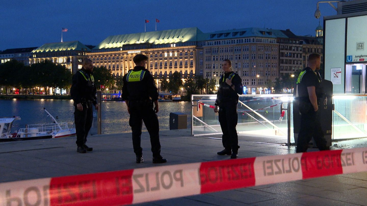 Polizei nach der Messerattacke am Hamburger Jungfernstieg