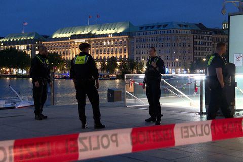 Polizei nach der Messerattacke am Hamburger Jungfernstieg