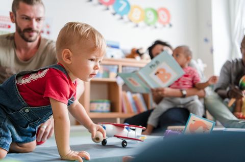 Eingewöhnung: Vater mit Kind in Kita