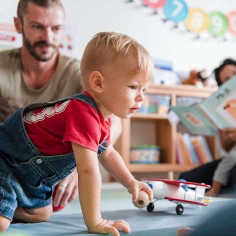 Eingewöhnung: Vater mit Kind in Kita