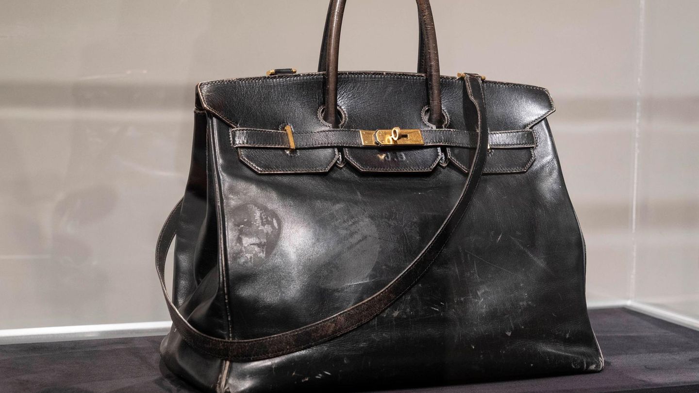First Birkin BAG for a million amount at record height auctioned