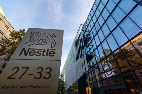 Eingang zum Hauptsitz von Nestlé Frankreich. Der Lebensmittelkonzern hat mächtig Ärger – der Grund: Mineralwasser