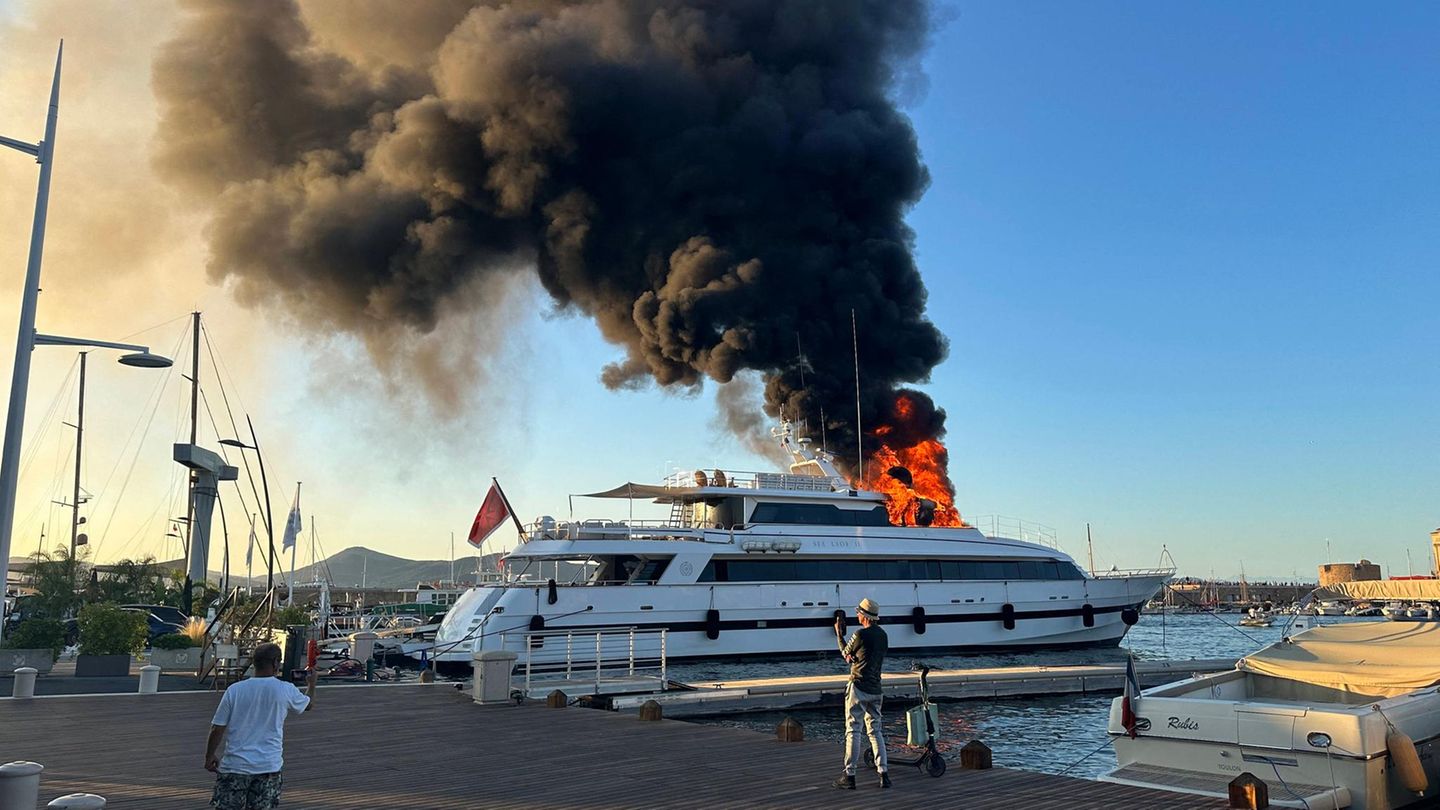 Die brennende Luxusyacht "Sea Lady II" im Hafen von Saint-Tropez