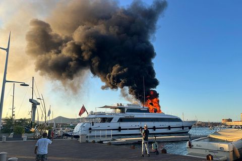 Die brennende Luxusyacht "Sea Lady II" im Hafen von Saint-Tropez