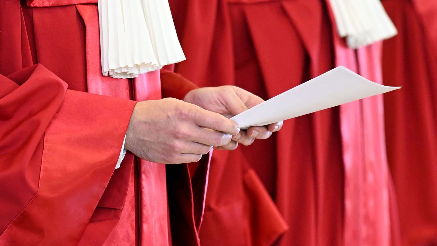 Justice: Who are the three constitutional judges?