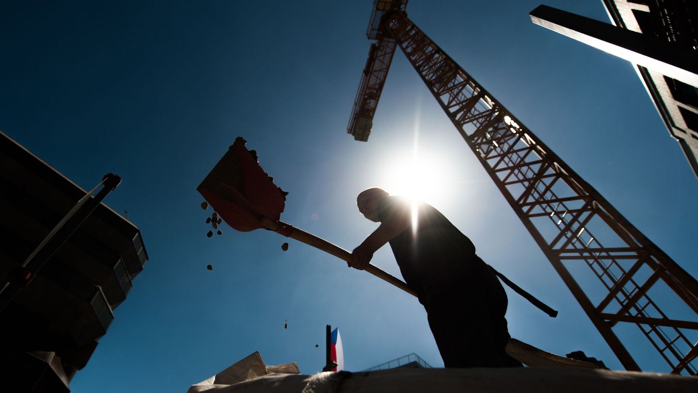 Falls and falling parts: 78 dead on construction sites last year