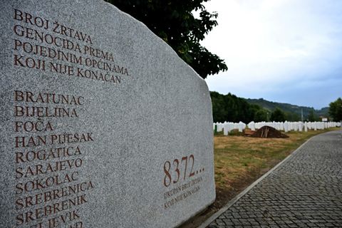 Die Srebrenica-Gedenkstätte in Potocari