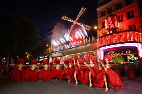 Tänzerinnen feiern mit dem berühmten Cancan, dass sich die Räder des "Moulin Rouge" wieder drehen