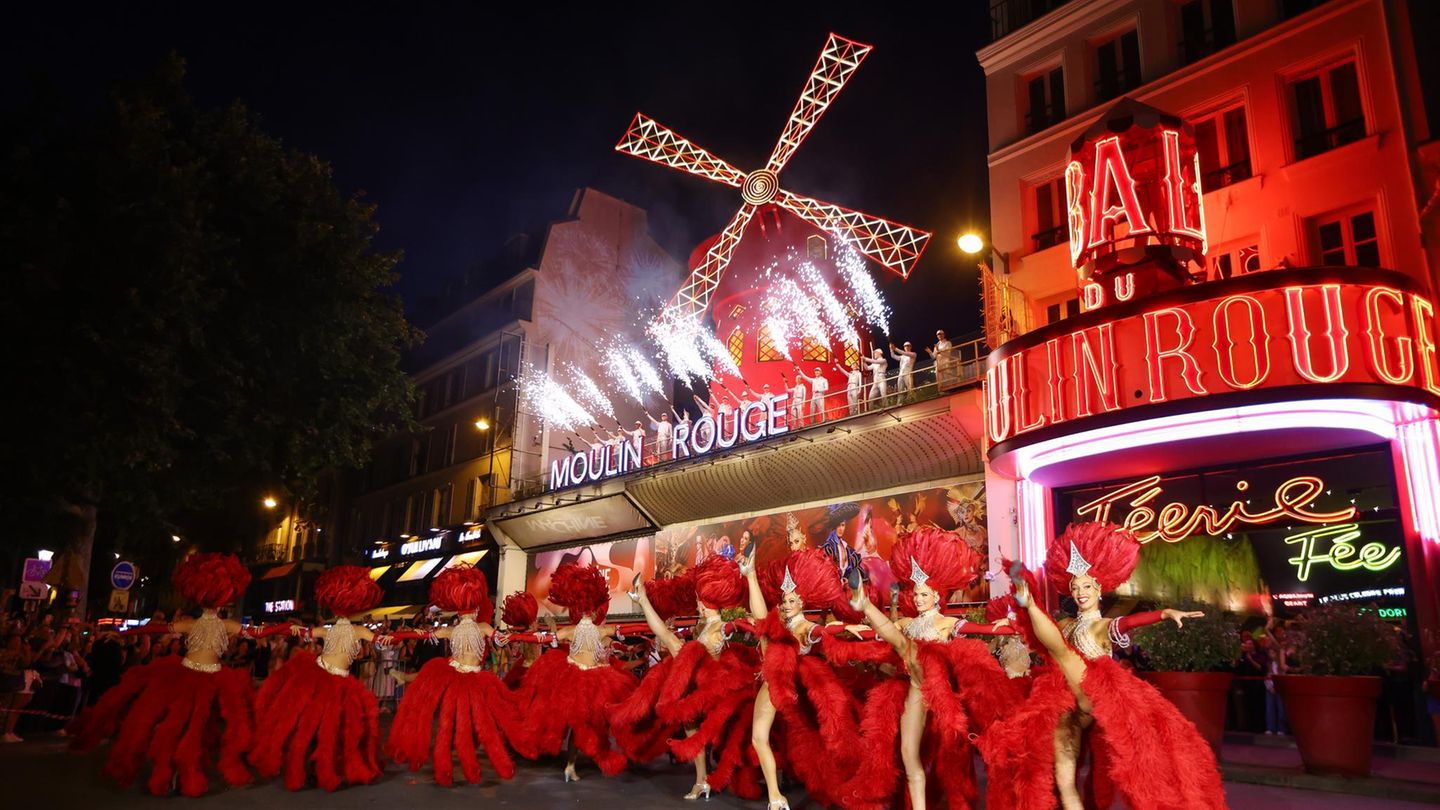 Tänzerinnen feiern mit dem berühmten Cancan, dass sich die Räder des "Moulin Rouge" wieder drehen