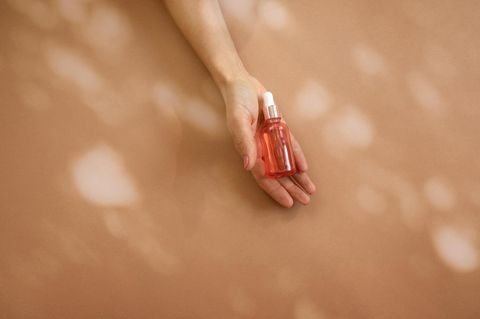 Person hält Parfum in der Hand