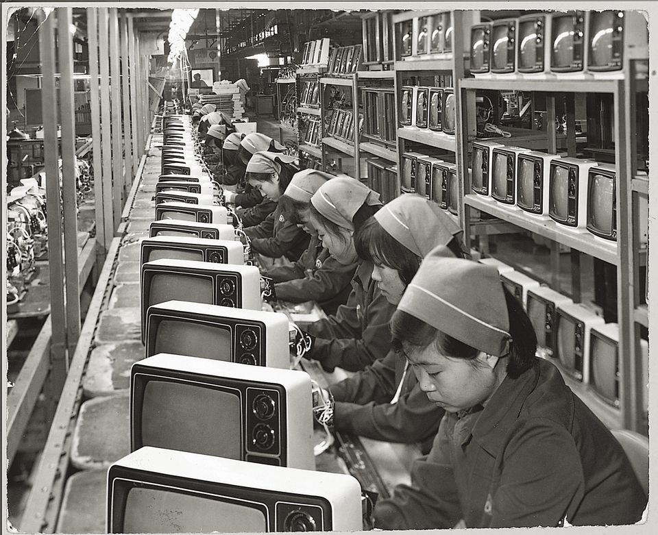 Frauen stellen Fernseher her in den 1970er Jahren Frauen stellen Fernseher her in den 1970er Jahren