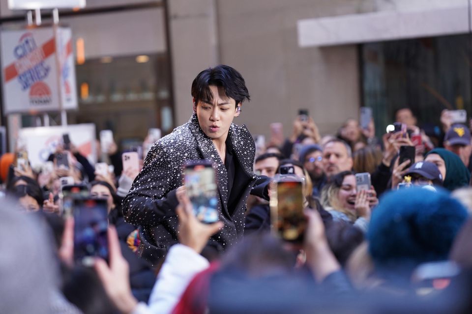 BTS Sänger Jung Kook bei einem Auftritt BTS Sänger Jung Kook bei einem Auftritt