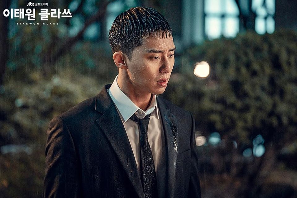 Szene aus einer koreanischen Serie, ein Mann steht im Regen Szene aus einer koreanischen Serie, ein Mann steht im Regen