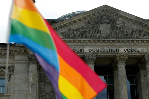 Regenbogenflagge vor Bundestag