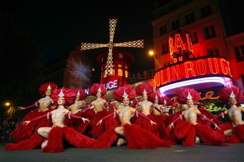 Moulin-Rouge-Tänzerinnen vor ihrem Cabaret