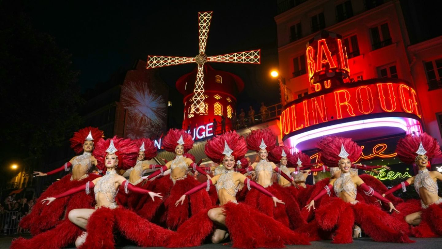 Moulin-Rouge-Tänzerinnen vor ihrem Cabaret