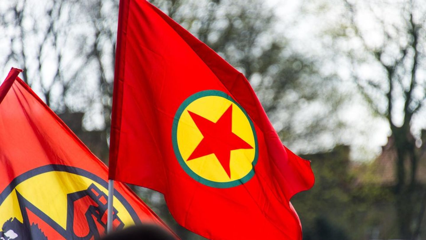 PKK gesturing in northern Iraq began: fighters burn weapons