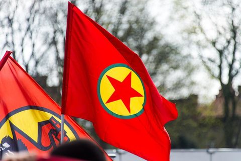 Flagge der in Deutschland verbotenen kurdischen Arbeiterpartei PKK