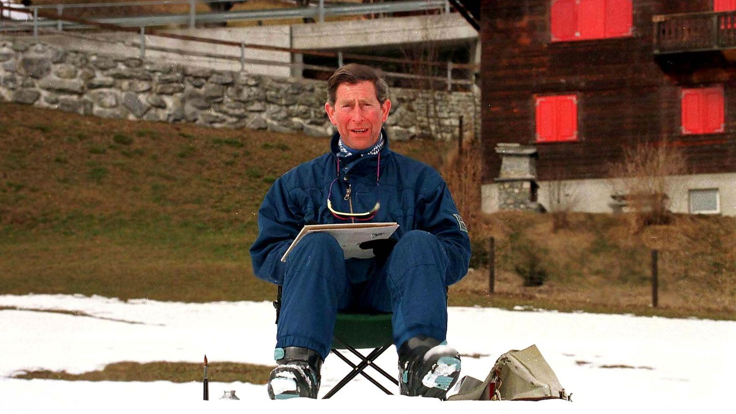 König Charles, damals noch Prinz, flüchtet seit seiner Schulzeit am schottischen Eliteinternat Gordonstoun in die Malerei – wie hier 1996 beim Skiurlaub in Klosters in der Schweiz