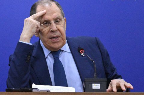 Russlands Außenminister Sergej Lawrow an einem Rednerpult mit Mikrofon