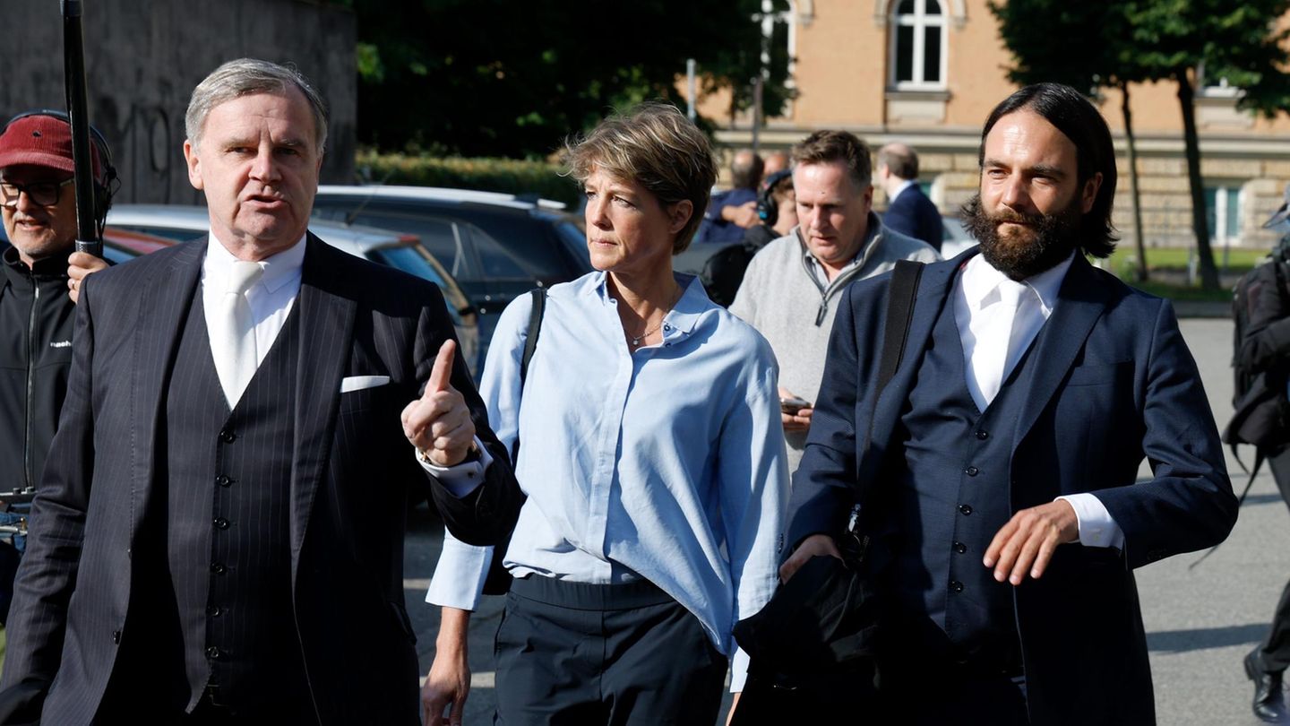Christina Block mit ihren Anwälten auf dem Weg zum Landgericht Hamburg