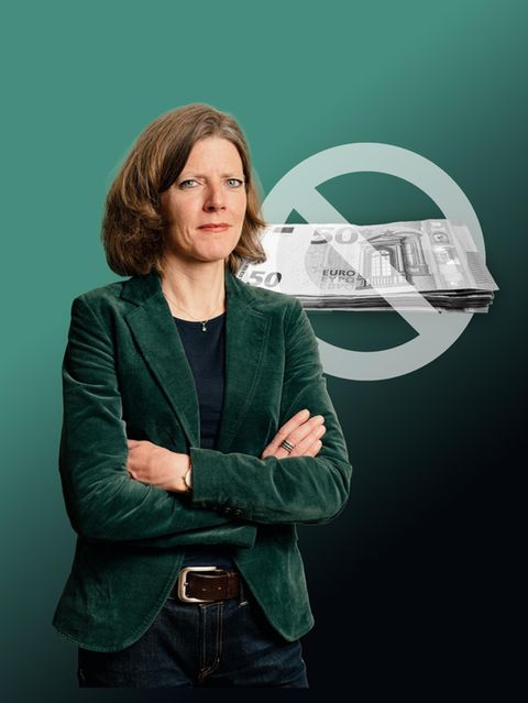 Nadine Oberhuber, dahinter Illustration zu Banken und Prämiensparverträgen