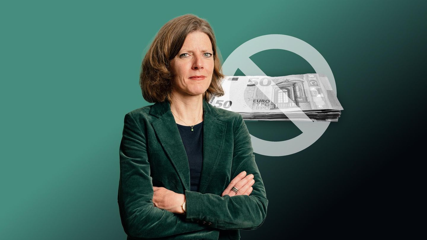 Nadine Oberhuber, dahinter Illustration zu Banken und Prämiensparverträgen Nadine Oberhuber, dahinter Illustration zu Banken und Prämiensparverträgen