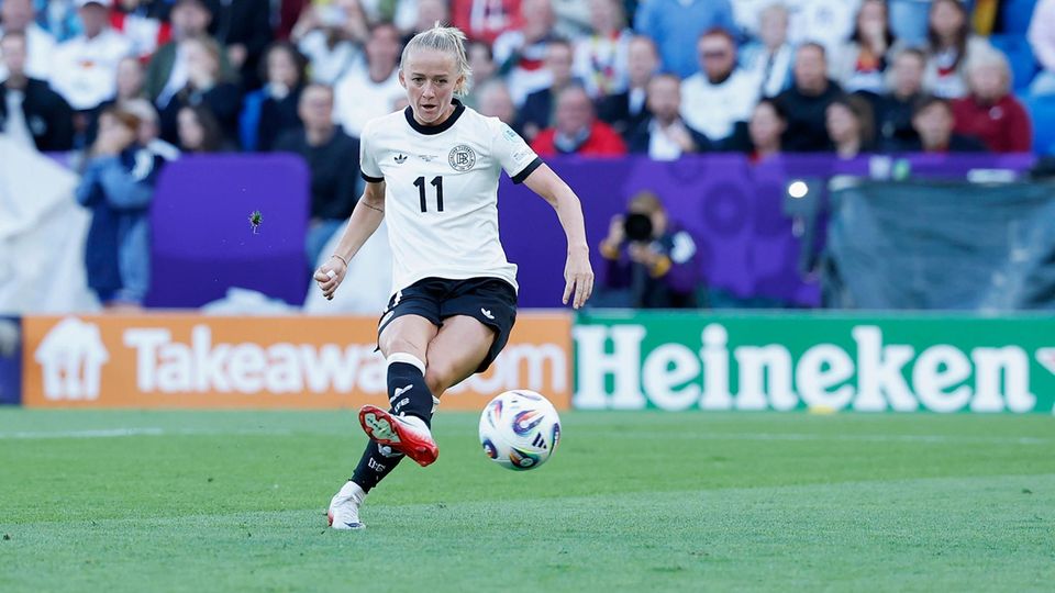 Lea Schüller scores the 2-1 lead for the DFB team against Denmark