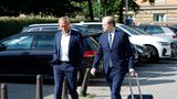 Der ehemalige Sport-Moderator Gerhard Delling (l.) ist der Lebensgefährte von Block und ebenfalls angeklagt. Er erscheint mit seinem Anwalt David Rieks zum Prozessauftakt