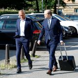 Der ehemalige Sport-Moderator Gerhard Delling (l.) ist der Lebensgefährte von Block und ebenfalls angeklagt. Er erscheint mit seinem Anwalt David Rieks zum Prozessauftakt