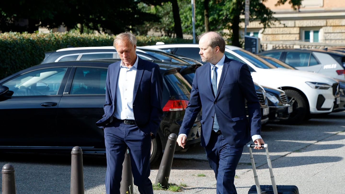 Der ehemalige Sport-Moderator Gerhard Delling (l.) ist der Lebensgefährte von Block und ebenfalls angeklagt. Er erscheint mit seinem Anwalt David Rieks zum Prozessauftakt