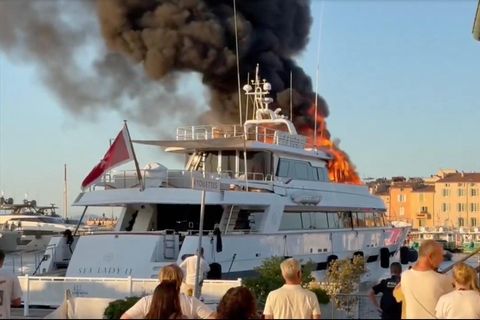 Yacht brennt lichterloh im Hafen von St. Tropez