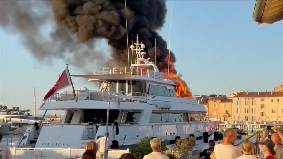 Luxusyacht in St. Tropez abgebrannt Yacht brennt lichterloh im Hafen von St. Tropez