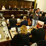 Hochsicherheitssaal 237 des Hamburger Landgerichts ist voller Leute